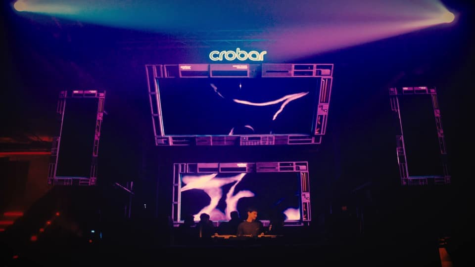 El cartel de Crobar encendido sobre la cabina, en Crobar House Music Weekend