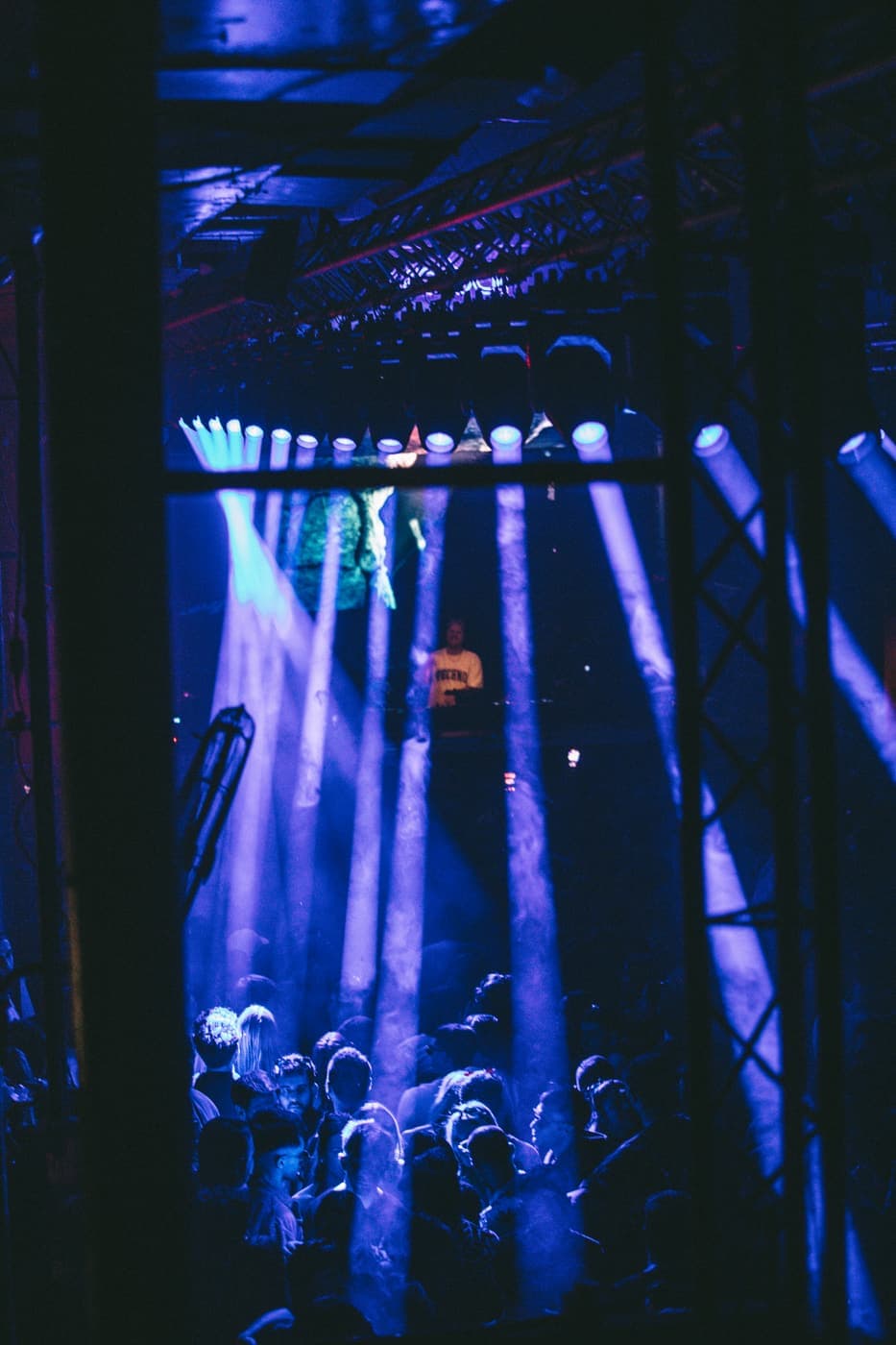 Los haces violetas cayendo sobre la pista, en Crobar House Music Weekend