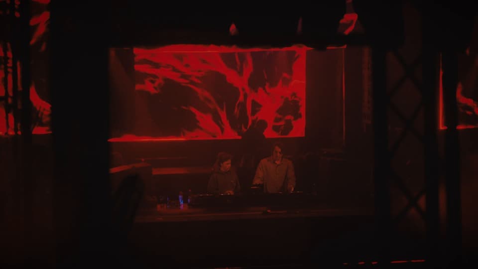 La pantalla roja sobre la cabina, con el DJ abajo, en Crobar House Music Weekend
