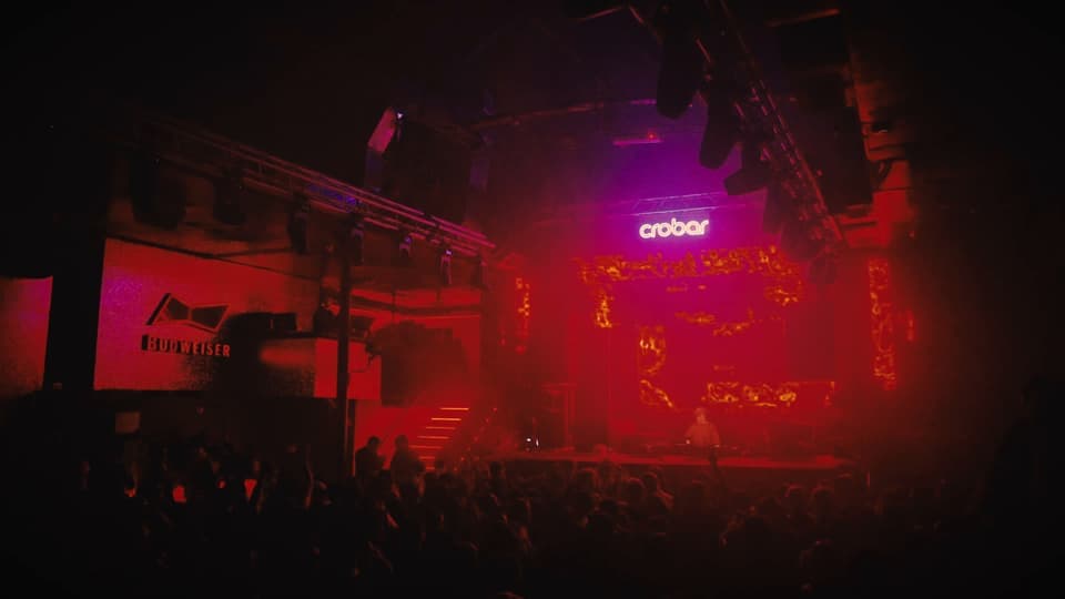 La sala entera en rojo, con el cartel de Crobar encendido, en Crobar House Music Weekend
