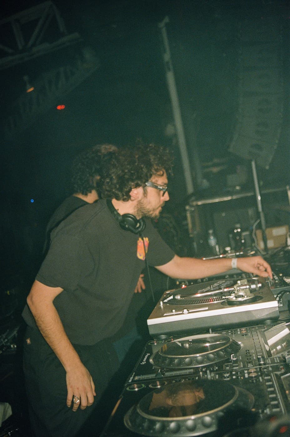 Un DJ de camisa negra sobre los platos, en The Bow